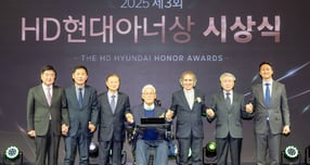 왼쪽 첫 번째 권오갑 HD현대1%나눔재단 이사장, 네 번째 대상 수상자 정덕환 씨, 일곱 번째 HD현대 정기선 회장의 모습. /사진=HD현대