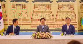 이재명 대통령이 9일 정청래 더불어민주당 대표, 김병기 원내대표 등 민주당 지도부와 만찬 회동을 갖는다. 사진은 지난 8월20일 이 대통령이 서울 용산구 한남동 관저에서 정 민주당 대표, 김 원내대표와 가진 만찬에서 대화하는 모습. /사진=뉴스1(대통령실 제공)