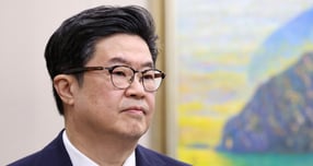 김병주 MBK파트너스 회장이 지난 10월14일 오후 서울 여의도 국회에서 열린 정무위원회 국정감사에 증인출석해 질의를 듣고 있다. /사진=뉴스