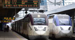 경북 포항역 플랫폼에서 출발을 기다리는 수서행 SRT‧KTX고속열차 모습(자료). /사진=뉴스
