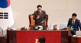 정기국회 마지막 날 본회의가 여야의 대치 속에 끝났다. 사진은 지난 9일 우원식 국회의장이 서울 여의도 국회에서 열린 제429회국회(정기회) 제16차 본회의에서 나경원 국민의힘 의원이 가맹사업거래의 공정화에 관한 법률 일부개정법률안에 대한 필리버스터를 하던 중 의제와는 관련없는 발언을 이어가자 언쟁을 벌이고 있는 모습. /사진=뉴시스