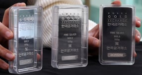 은값이 온스당 60달러(약 8만8230원)를 사상 처음으로 넘어섰다. 사진은 지난 9일 서울 종로구 한국금거래소에서 직원이 실버바를 선보인 모습. /사진=뉴시스