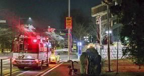 국회 외곽 담벼락에 &#039;정치 불만&#039;에 따른 방화로 추정되는 화재가 발생했다. 사진은 지난 9일 서울 영등포구 국회 담장에서 발생한 화재현장 소방차가 출동해 있는 모습. /사진=뉴시스