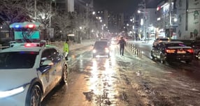 지난 4일 오후 내린 폭설로 경찰이 의정부시 신곡고가도로 일대를 통제하는 모습. /사진제공=경기북부경찰청