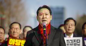 국민의힘이 10일 더불어민주당이 추진하는 쟁점 법안을 저지하기 위해 천막농성에 돌입한다. 사진은 지난 2일 장동혁 국민의힘 대표가 서울 서초구 서울중앙지방법원에서 열린 추경호 의원 구속영장 청구 규탄대회에서 발언하는 모습. /사진=뉴시스