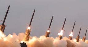 북한이 지난 9일 서해상으로 방사정포 10여발을 발사한 것으로 알려졌다. 사진은 지난 5월30일 북한이 초대형 방사포를 동원한 위력시위사격을 진행한 모습. /사진=뉴시스(조선중앙TV 캡처)