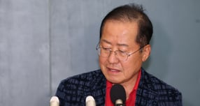 홍준표 전 대구시장이 한동훈 전 국민의힘 대표의 가족이 연루됐다는 의혹이 제기된 국민의힘 당원 게시판 사태에 대해 &quot;비열한 양아치 행태. 정치권에서 퇴출돼야 한다&quot;고 비난했다. 사진은 지난 6월17일 홍 전 시장이 인천 중구 인천국제공항 제1터미널을 통해 귀국해 발언하는 모습. /사진=뉴시스