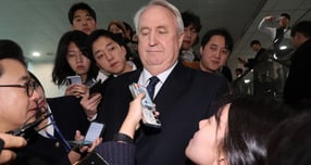 인요한 국민의힘 국회의원이 10일 &quot;모든 기득권을 내려놓고 본업에 복귀해 국민 통합과 국가 발전에 기여하고자 한다&quot;며 의원직 사퇴를 선언했다. 사진은 인 의원이 서울 여의도 국회 소통관에서 의원직 사퇴 기자회견을 마치고 취재진 질문을 받는 모습. /사진=뉴시스