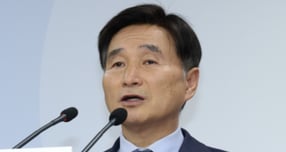 오승걸 한국교육과정평가원장이 사임했다. 사진은 오 원장이 지난 4일 세종시 정부세종청사 교육부에서  2026학년도 대학수학능력시험 채점 결과 및 관련 내용을 발표하고 있는 모습. /사진=뉴스