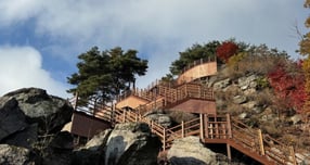  포천시가 발주하고 포천시산림조합이 시공하여 지난 5월 착공 후 11월 완공까지 약 7개월간 진행돼 완공한 왕방산(관모봉)으로 이어지는 계단 전경. /사진제공=포천시