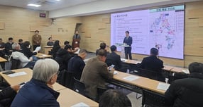 박광희 안전건설교통국장이 10일 시청 중회의실에서 &#039;2025년 겨울철 자연재난 종합대책&#039;을 주제로 브리핑을 하고 있다. /사진제공=김동우 기자