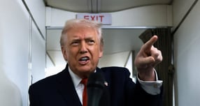 도널드 트럼프 미국 대통령이 미 연방준비제도(연준) 차기 의장에 대한 최종 면접을 다음주에 진행한다. 사진은 트럼프 대통령이 지난 9일(현지시각) 미 메릴랜드주 앤드루스 합동기지에서 펜실베이니아주로 이동하는 전용기 기내에서 기자들과 대화하는 모습. /사진=로이터 