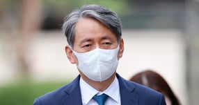 조지호 경찰청장이 직무 정지된 이후에도 1년째 1000만원 이상의 월급을 받았다. 사진은 조 청장이 지난 9월30일 오후 서울 종로구 헌법재판소 대심판정에서 열린 탄핵심판 사건 2차 변론기일에 출석해 자리하고 있는 모습. /사진=뉴시스