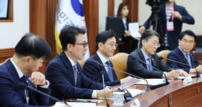 정부가 AI 기반 딥페이크 허위영상 과장광고 근절을 위해 플랫폼 등에 대한 AI 생성물 표시제를 신설하고 광고 송출을 즉시 중단하는 대응체계를 마련했다. 사진은 10일 김민석 국무총리가 서울 종로구 정부서울청사에서 열린 국가정책조정회의에서 발언하는 모습. /사진=뉴스