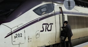 에스알(SR) 노조가 국토부의 SR·코레일 통합 방안을 규탄하며 철회를 촉구했다. 사진은 서울 강남구 수서역에서 출발 대기중인 SRT 열차 모습 /사진=뉴스