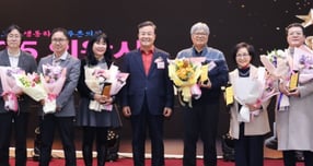 김성제 의왕시장(가운데)이 지난 9일 시청에서 열린 우수 중소기업 시상식에서 수상자들과 기념촬영하고 있다. /사진제공=의왕시