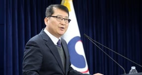 김경우 과학기술정보통신부 전파정책기획과장이 10일 오후 서울 종로구 정부서울청사에서 이동통신 주파수 재할당 세부 정책방안과 관련 브리핑을 하고 있다. /사진=뉴시스