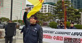 김승구 KAI 노조위원장은 10일 서울 여의도 한국수출입은행 본점 앞에서 열린 &#039;사장 인선 촉구&#039; 집회에서 발언하고 있다. /사진=최유빈 기자