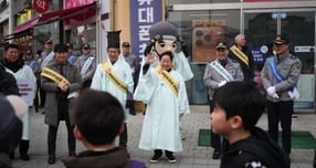 주광덕 남양주시장(가운데 줄 왼쪽서 4번째) 등 참석자들이 10일 다산한강초등학교 앞 사거리에서 정약용 캐릭터와 포돌이·포순이가 함께 참여한 민·관·경·학 합동 &#039;등굣길 아동 안전 캠페인&#039;을 실시하고 있다. /사진제공=남양주시 