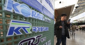 코레일과 SR 통합 로드맵이 발표된 가운데 수서역 인근 집값이 들썩이고 있다. 사진은 서울역사 내에서 승객들이 KTX를 타기 위해 이동하는 모습. 사진=뉴시스