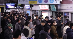 전국철도노동조합이 오는 11일 오전 9시부터 무기한 총파업에 돌입한다. 사진은 기사의 이해를 돕기 위한 서울 지하철 1호선~8호선을 운영하는 서울교통공사노조가 임금·단체협약 협상 결렬로 준법운행에 들어간 지난 1일 서울 중구 서울역에서 시민들이 지하철을 기다리고 있는 모습. /사진=뉴스