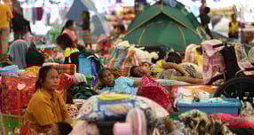 지난 7일(이하 현지시각) 태국과 캄보디아가 국경지대에서 무력 충돌을 빚어 최소 11명이 숨졌다. 사진은 지난 9일 태국 부리람주에서 피난민들이 임시 대피소에 모인 모습. /사진=로이터 