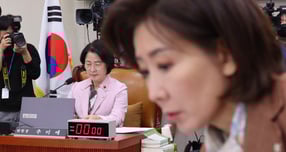 여야가 10일 국회 법제사법위원회 전체회의에서 본회의장 필리버스터를 둘러싸고 또다시 대립했다. 사진은 10일 추미애 국회 법사위원장과 나경원 국민의힘 의원이 서울 여의도 국회에서 열린 법사위 회의에 참석한 모습. /사진=뉴스