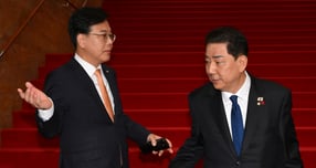 여야 원내지도부가 국민의힘의 국회 본회의장 필리버스터 중단 관련 협상을 진행했지만 접점을 찾지 못했다. 사진은 지난 9일 김병기 더불어민주당 원내대표와 송언석 국민의힘 원내대표가 서울 여의도 국회에서 우원식 국회의장과 회동을 가진 뒤 대화하는 모습. /사진=뉴스1(공동취재)