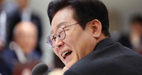 이재명 대통령이 10일 자신의 페이스북에 &quot;유례없는 민주주의 위기를 평화적으로 극복해 낸 대한국민이야말로 노벨평화상을 받을 자격이 충분하다&quot;고 글을 올렸다. 사진은 9일 이 대통령이 서울 용산구 대통령실 청사에서 열린 국무회의에서 발언하는 모습. /사진=뉴시스(대통령실통신사진기자단)