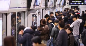 한국철도공사(코레일)는 11일 전국철도노동조합이 파업을 유보함에 따라 모든 열차를 정상 운행한다. 사진은 지난 1일 지하철 1호선 서울역사에 지하철을 이용하는 시민. /사진=뉴시스