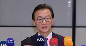 통일교 금품 수수 의혹을 받고 있는 전재수 해양수산부 장관이 11일 장관직 사의를 밝혔다. 사진은 전 장관이 11일 &#039;UN해양총회&#039; 유치 활동을 마친 후 인천국제공항 제2여객터미널을 통해 귀국해 입장 발표를 한 모습. /사진=뉴스1 