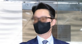건진법사 전성배씨를 통해 김건희 여사에게 고가 선물을 전달하고 통일교의 현안을 청탁한 의혹을 받는 윤영호 전 세계평화통일가정연합(통일교) 세계본부장이 징역 4년을 구형받았다. 사진은 윤 전 본부장이 지난 7월30일 오전 서울 서초구 서울중앙지방법원에서 열린 구속 전 피의자 심문(영장실질심사)에 출석하고 있는 모습. /사진=뉴시스