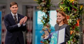 2025년 노벨평화상을 수상한 베네수엘라 야권 지도자 마리아 코리나 마차도(58)가 시상식에 불참했다. 사진은 지난 10일(현지시각) 노르웨이 오슬로 시청에서 열린 노벨평화상 시상식에 대리 참석한 마차도의 딸 아나 코리나 소사 마차도(오른쪽)의 모습. /사진=로이터