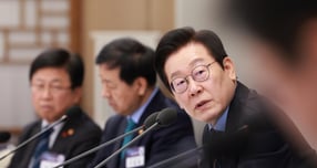 이재명 대통령이 11일 기획재정부를 시작으로 대통령 취임 후 첫 부처별 업무보고를 받는다. 사진은 지난 10일 이 대통령이 서울 용산구 대통령실 청사에서 열린 AI 시대의 K-반도체 비전과 육성전략 보고회에서 발언하는 모습. /사진=뉴시스