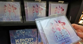 미국 경제 전문지 포브스가 선정한 &#039;2025년 세계에서 가장 영향력 있는 여성 100인&#039;에 넷플릭스의 애니메이션 영화 &#039;케이팝 데몬 헌터스&#039;(케데헌) 속 가상 걸그룹 헌트릭스 멤버들을 꼽았다. 사진은 지난 9월16일 서울 종로구 교보문고 광화문점을 찾은 시민이 케이팝 데몬 헌터스 음반을 살펴보는 모습. /사진=뉴스