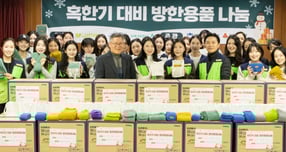 지난 10일 오후 진에어 임직원들이 방한용품 지원 봉사활동을 진행했다. /사진=진에어