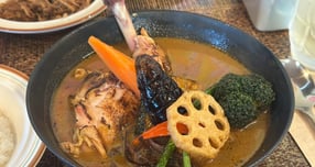  &#039;스프카레&#039;는 걸쭉한 일반 일본식 카레와 달리 맑은 육수에 여러 향신료를 더해 국물 요리처럼 즐긴다는 점이 특징이다. 사진은 카레시의 스프카레. /사진=다이어리알