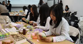 GS칼텍스가 여수 지역 청소년들을 대상으로 정유·석유화학 산업 현장 체험과 예술치유를 결합한 진로 탐색 프로그램을 진행했다.  GS칼텍스 예울마루 워크숍에서 학생들이 미술 활동을 통해 &#039;나만의 섬&#039;을 표현하고 있는 모습. /사진=GS칼텍스 제공