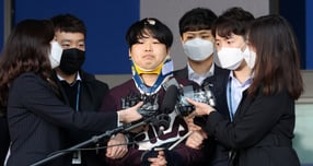 대법원이 11일 아동·청소년보호법 위반 등 혐의로 기소된 텔레그램 박사방 운영자 조주빈에 대한 미성년자 성폭행 상고심 판결을 선고한다. 사진은 2020년 3월25일 텔레그램 성착취 대화방 운영자 조주빈이 서울 종로경찰서에서 검찰로 송치되는 모습. /사진=머니투데이