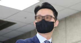 건진법사 전성배씨를 통해 김건희 여사에게 고가 선물을 전달하고 통일교의 현안을 청탁한 의혹을 받는 윤영호 전 세계평화통일가정연합(통일교) 세계본부장이 &#039;플리바게닝&#039; 제도를 노린 것 아니냐는 분석이 나오고 있다. 사진은 지난 7월30일 오전 윤 전 본부장이 서울 서초구 서울중앙지방법원에서 열린 구속 전 피의자 심문(영장실질심사)에 출석하고 있는 모습. /사진=뉴시스