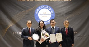 한국전력이 지난 10일 제30회 대한민국 인적자원개발 대상을 수상했다. 김종표 한국평생교육총연합회 회장·탁경민 한전 인사처 차장·이정호 한전 인사처 부장·엄준하 한국HRD협회 회장(왼쪽부터) /사진=한국전력