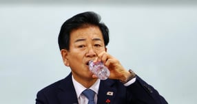 정동영 통일부 장관이 11일 입장문을 통해 통일교측으로부터 금품을 받은적이 없다며 부인했다. 사진은 지난 10일 정 장관이 서울 여의도 국회 의원회관에서 열린 &#039;AI G3 강국 신기술 전략 조찬 포럼&#039;에서 물 마시는 모습. /사진=뉴시스