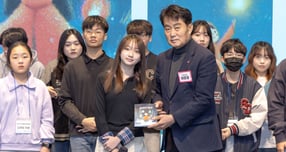 하은호 군포시장(앞줄 오른쪽)이 아동이 직접 만든 아동권리 동화 &#039;사라진 불꽃&quot;을 전달받고 있다. /사진제공=군포시 