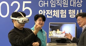 GH 수원 본사 로비에 설치한 &#039;VR 안전체험&#039; 부스에서 직원들이 사고 위험을 미리 체감해 보고 있다. /사진제공=GH