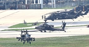 미국 하원에서 주한미군 규모를 현 수준으로 유지하는 내용이 포함된 2026 회계연도 미국 국방수권법안(NDAA)을 통과시켰다. 법안은 미 상원으로 넘어간다. 사진은 한미 연합훈련 을지 자유의 방패(UFS·을지프리덤실드) 연습이 시작된 지난 8월18일 경기 평택시 주한미군기지 캠프 험프리스에서 아파치 헬기가 이륙한 모습. /사진=뉴시스 