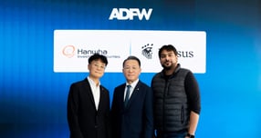 한화투자증권 장병호 대표이사(가운데), 손종민 전무(왼쪽), 크리서스(Kresus) 오메르 칸(Omer Khan) CTO가 ADFW 2025에서 MOU 체결후 기념 촬영을 하고 있다./사진=한화투자증권