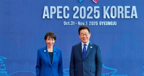 올해 한·일 국교정상화 60주년 일환으로 한·일 외교당국 &#039;초임 외교관 교류사업&#039;이 8년 만에 재개된다. 사진은 이재명 대통령(오른쪽)과 다카이치 사나에 일본 총리가 지난 10월31일 경북 경주화백컨벤션센터에서 열린 2025 아시아태평양경제협력체(APEC) 정상회의에서 기념촬영을 한 모습. /사진=뉴시스(대통령실 제공) 