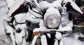 추위는 타이어뿐 아니라 배터리 성능까지 약화시키므로 장기 주차 시에는 실내 보관과 정기적인 시동 유지가 필요하다./사진=클립아트코리아