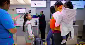 미국 정부가 무비자 미국 방문에 필요한 전자여행허가(ESTA) 신청자도 SNS 최근 5년 기록을 의무적으로 제출해야 한다고 밝혔다. 사진은 지난 9월12일 미국 매사추세츠주 보스턴 로건 국제공항의 모습. /사진=로이터 