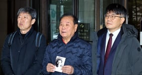 대법원이 일본 강제징용 피해자 유족들이 일본 기업을 상대로 낸 손해배상 소송에서 일부 승소를 판결했다. 사진은 11일 서울 서초구 대법원에서 열린 일본제철을 상대로 제기한 강제동원 손해배상청구소송 상고심 판결을 마친 후 강제동원 피해자 정형팔씨 유족(가운데)이 발언한 모습. /사진=뉴시스